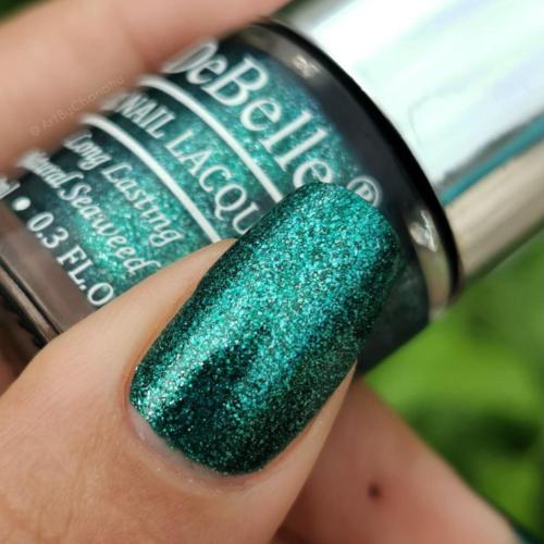 Dazzling nails with DeBelle gel nail color Cosmic Emerald the glittery green. Available at DeBelle Cosmetix online store.