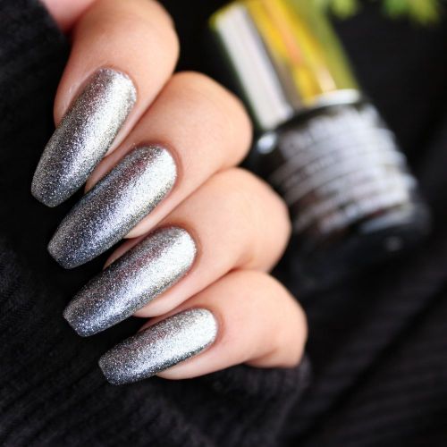Sparkling nails with Debelle gel nail color Grey Glitteratti. Available at Debelle Cosmetix online store.