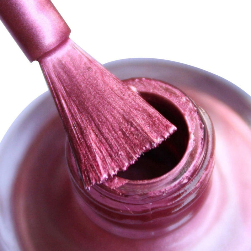 Dazzling nails  with DeBelle gel nail color chrome glaze the pink with a metallic sheen. Buy online this shade enriched with hydrating seaweed extract at DeBelle Cosmetix online store.