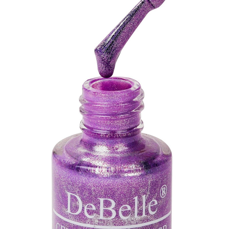 Make  a fashion statement with DeBelle  gel nail color Hello Hannah at your nail tips. Buy this charming light purple with gold shimmer shade at DeBelle Cosmetix online store.