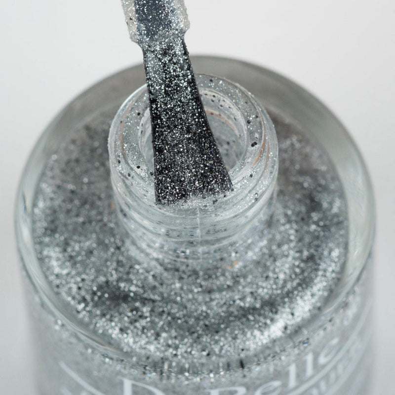 nail polish that does not cause yellowinhg on nails, nail polish with wide brush, nail polish that gives high shine. 